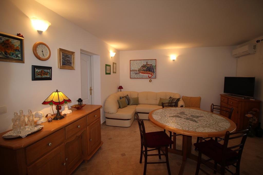 Megi1 Apartamento Vrbnik Quarto foto